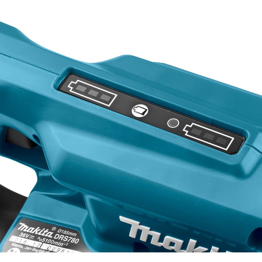 MAKITA Pyörösaha LXT. Lähikuvassa Pyörösaha LXT:n akun varauksen ilmaisin.