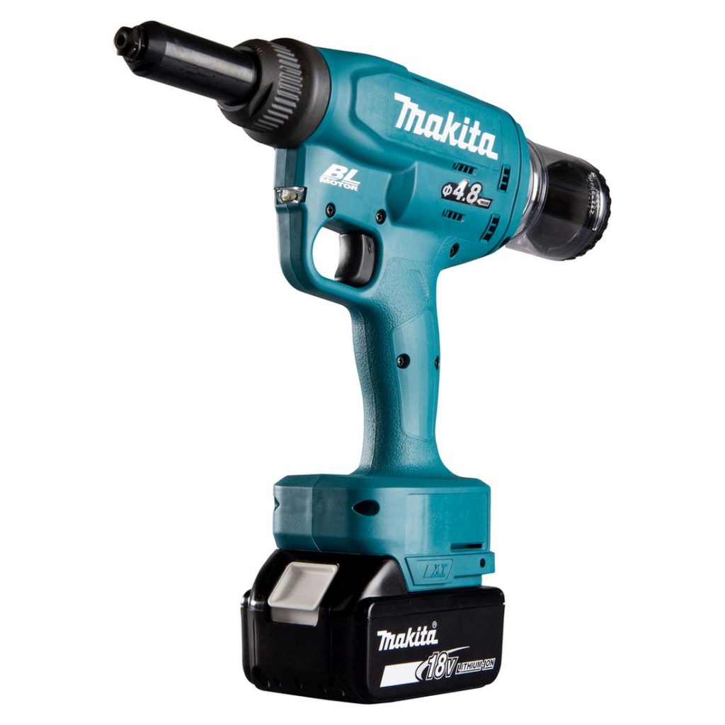MAKITA Vetoniittikone LXT. Kuvassa Vetoniittikone LXT oikealta etuviistosta.