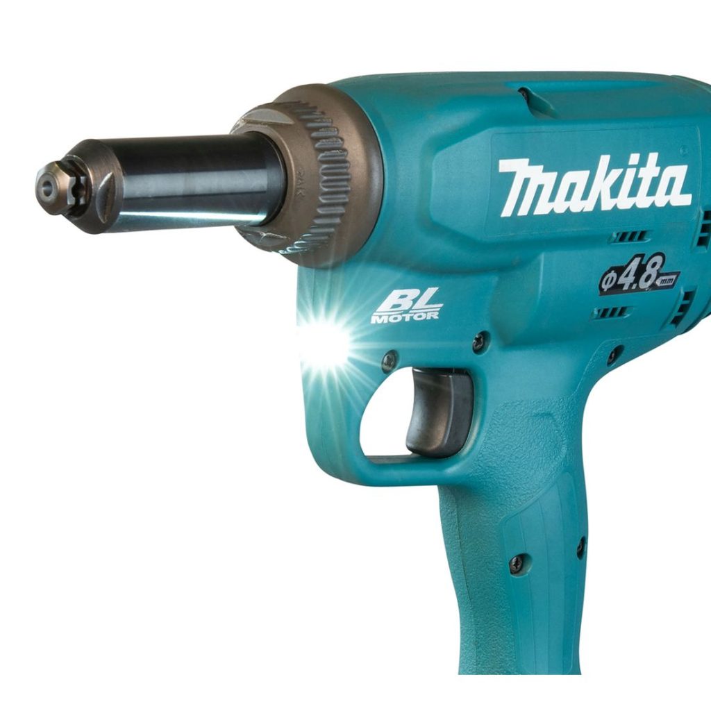 MAKITA Vetoniittikone LXT. Kuvassa Vetoniittikone LXT:n LED-valo oikealta etuviistosta.