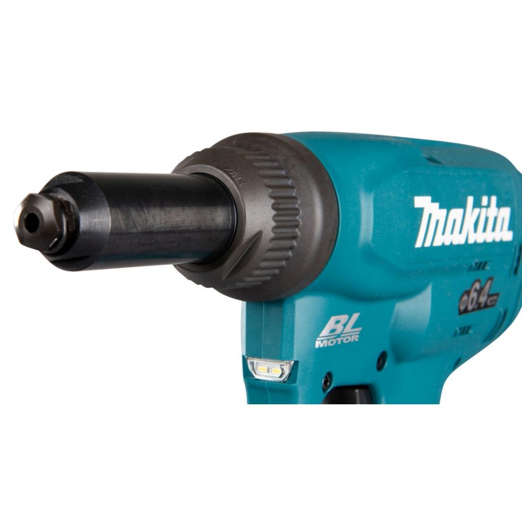 MAKITA Vetoniittikone LXT. Lähikuvassa Vetoniittikone LXT:n suukappale oikealta etuviistosta.