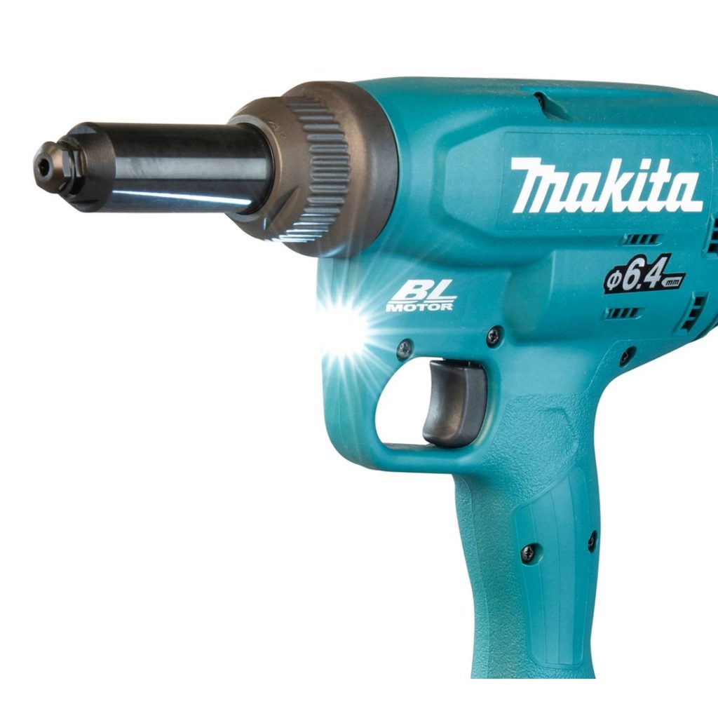 MAKITA Vetoniittikone LXT. Kuvassa Vetoniittikone LXT:n LED-valo oikealta etuviistosta.