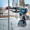 MAKITA Harjateräsleikkuri LXT. Kuvassa henkilö katkaisemassa harjaterästä työmaalla Harjateräsleikkuri LXT:n avulla.