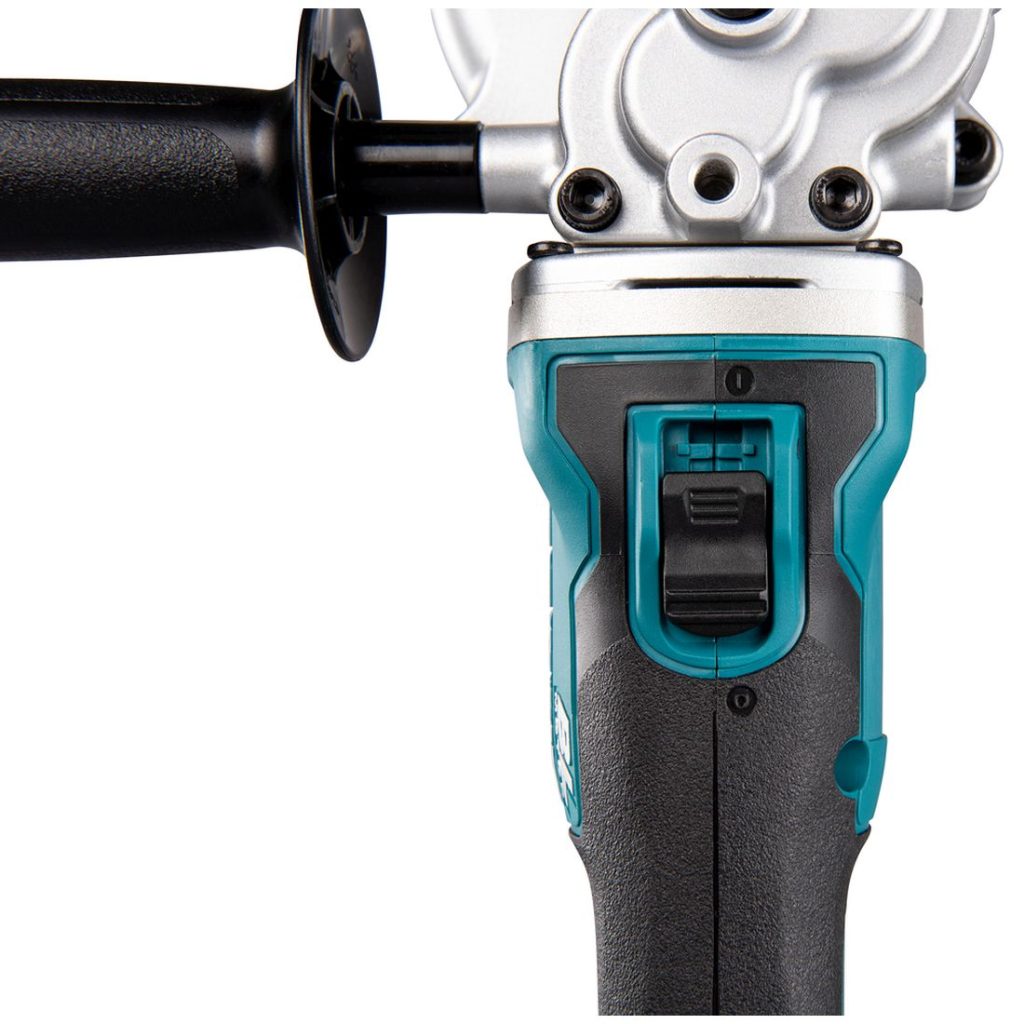 sMAKITA Kierretanko- ja harjaterässaha LXT. Lähikuvassa Kierretanko- ja harjaterässaha LXT:n virtakytkin.