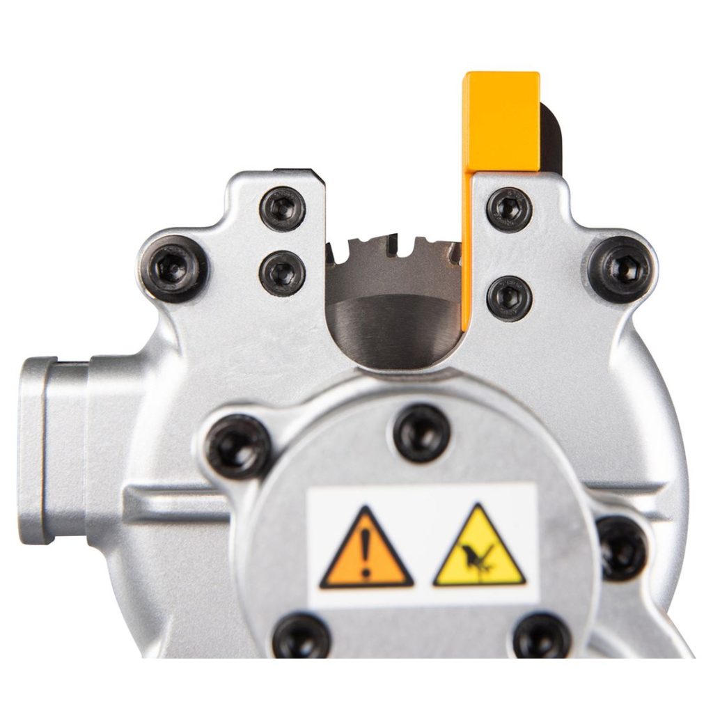 sMAKITA Kierretanko- ja harjaterässaha LXT. Lähikuvassa Kierretanko- ja harjaterässaha LXT:n leikkurin terä ylhäältäpäin.