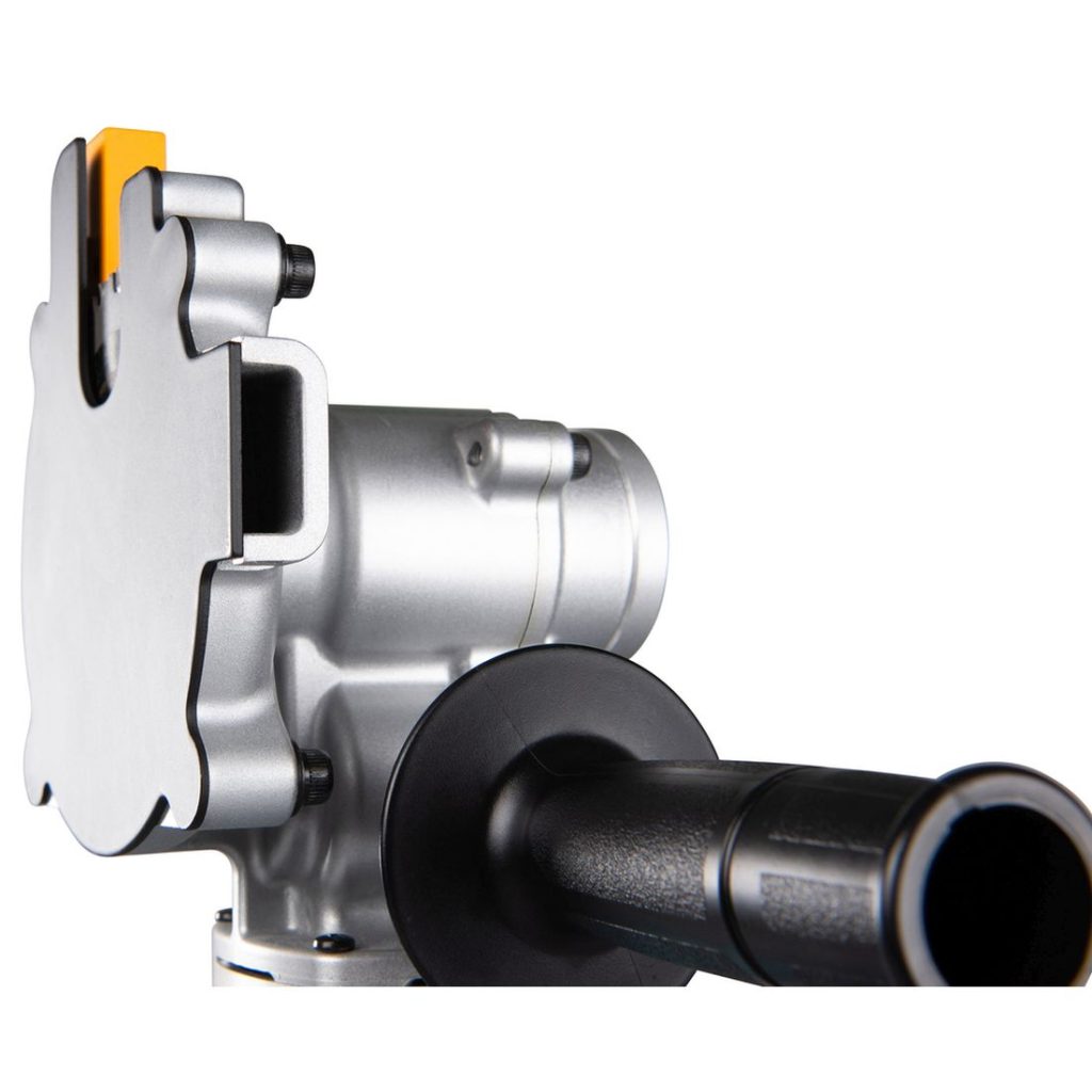 sMAKITA Kierretanko- ja harjaterässaha LXT. Lähikuvassa Kierretanko- ja harjaterässaha LXT:n leikkurin terä oikealta etuviistosta.