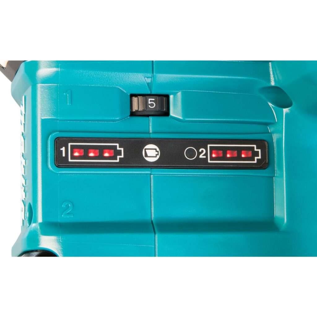 MAKITA Upotuspyörösaha LXT. Lähikuvassa Upotuspyörösaha LXT:n akun varauksen ilmaisin.