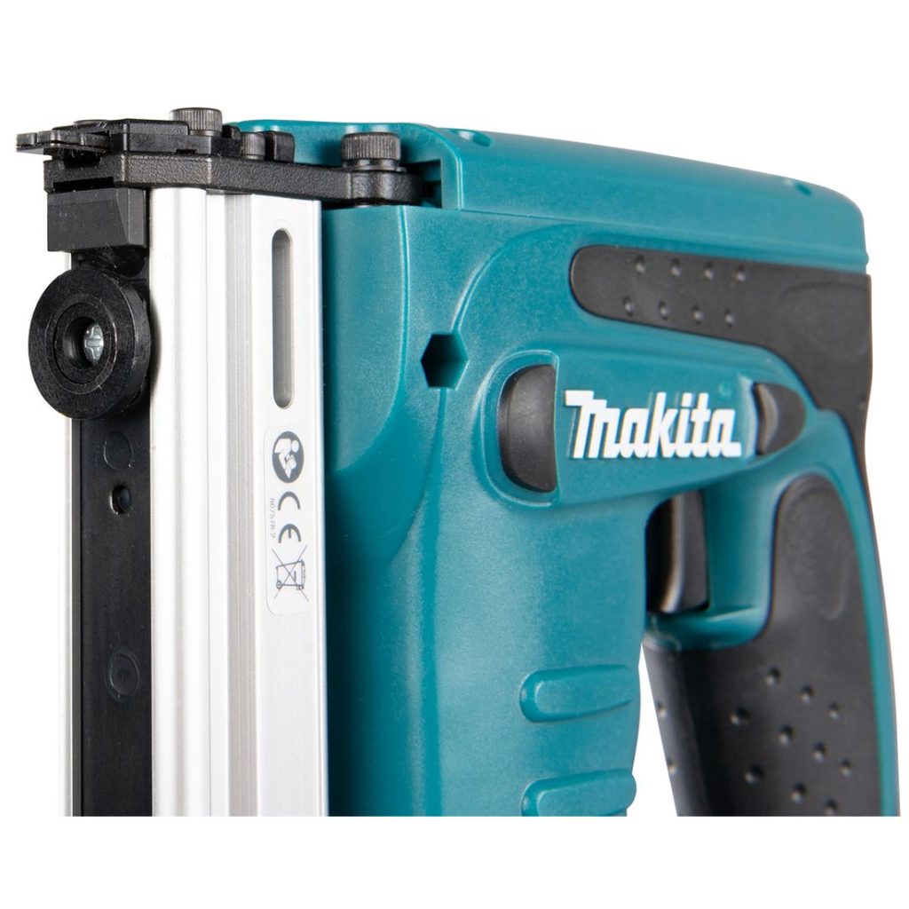 MAKITA Hakasnaulain LXT. Lähikuvassa Hakasnaulain LXT oikealta etuviistosta.