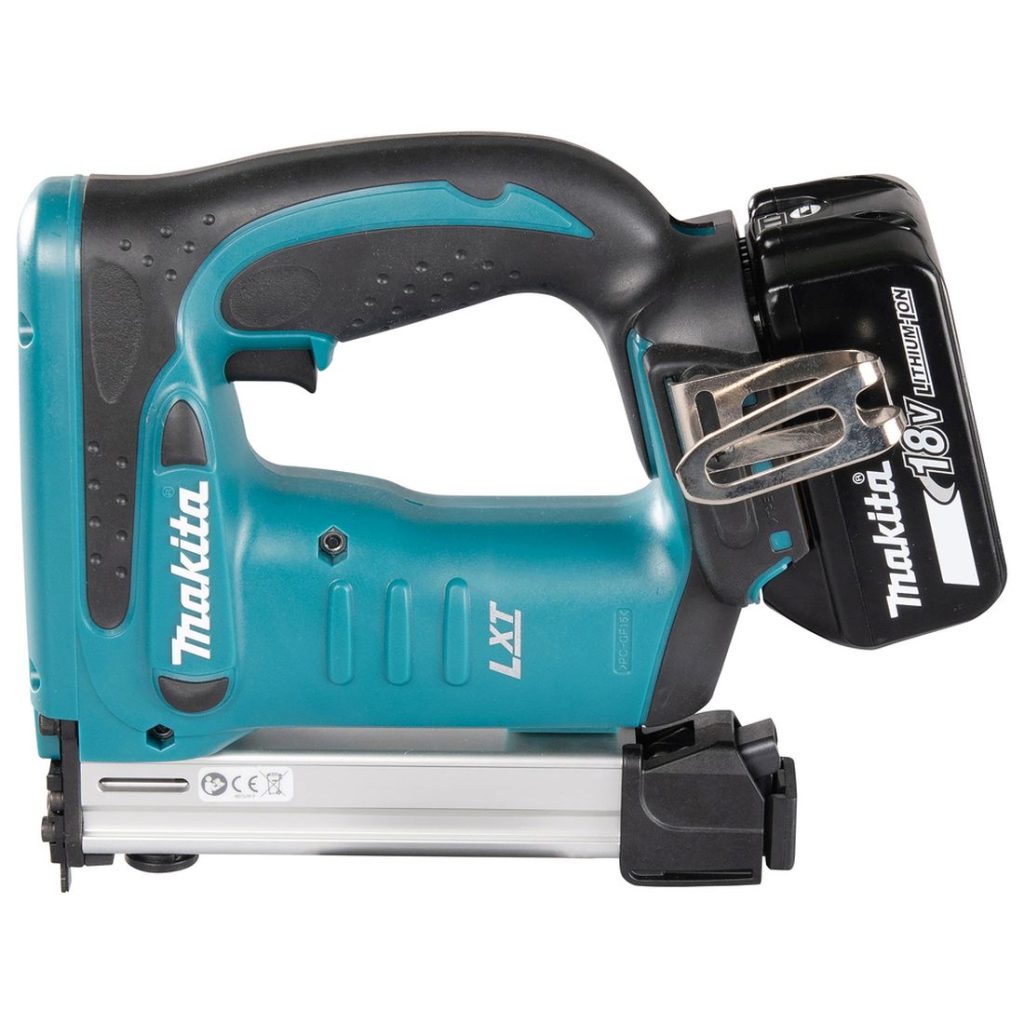 MAKITA Hakasnaulain LXT. Kuvassa Hakasnaulain LXT vasemmalta sivustapäin.