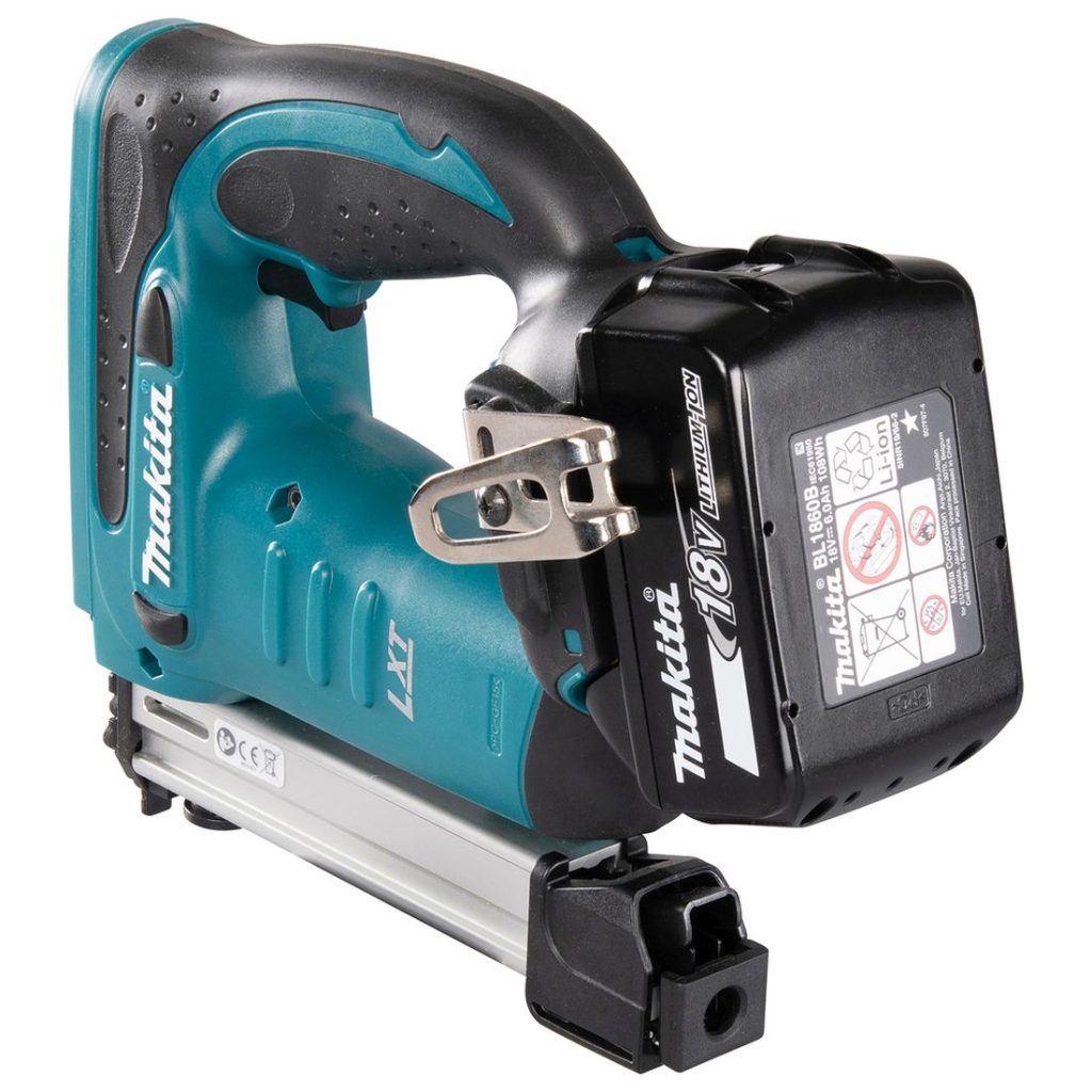 MAKITA Hakasnaulain LXT. Kuvassa Hakasnaulain LXT vasemmalta takayläviistosta.