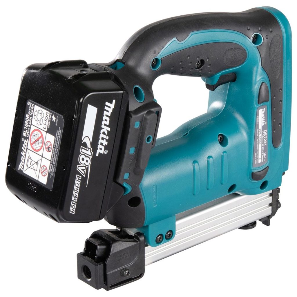 MAKITA Hakasnaulain LXT. Kuvassa Hakasnaulain LXT oikealta takayläviistosta.