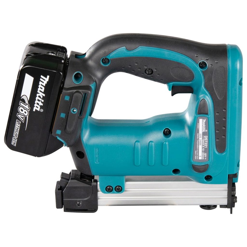 MAKITA Hakasnaulain LXT. Kuvassa Hakasnaulain LXT oikealta sivustapäin.