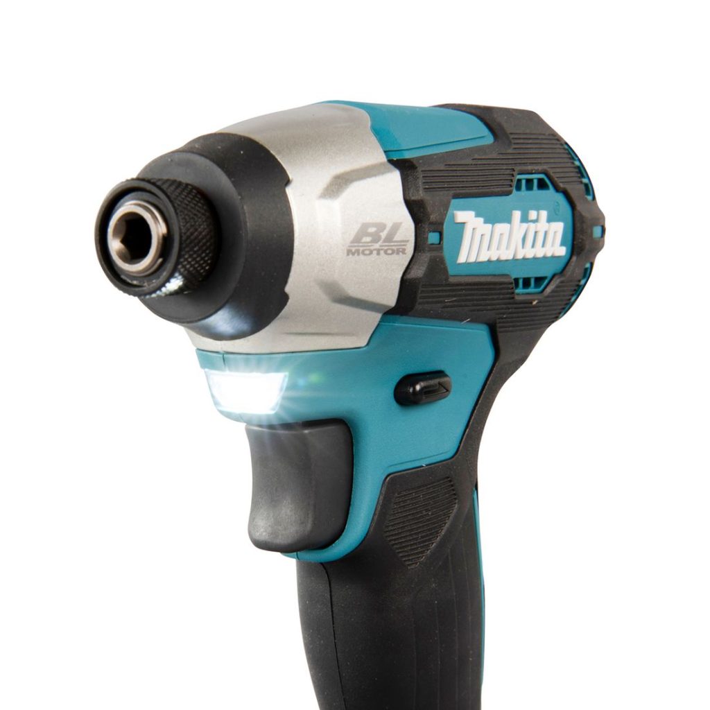 MAKITA Iskevä ruuvinväännin LXT. Lähikuvassa Iskevä ruuvinväännin LXT:n LED-valo oikealta etuviistosta.