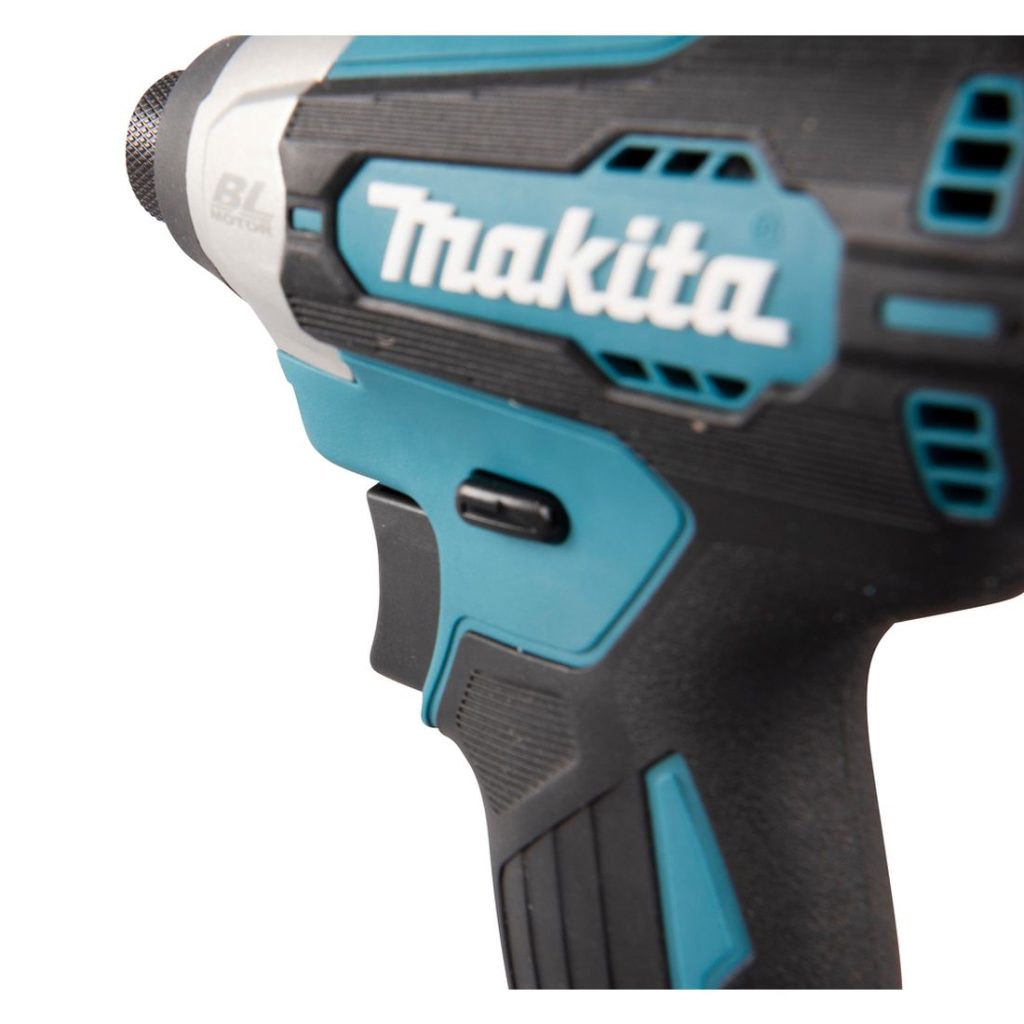 MAKITA Iskevä ruuvinväännin LXT. Lähikuvassa Iskevä ruuvinväännin LXT vasemmalta takaviistosta.