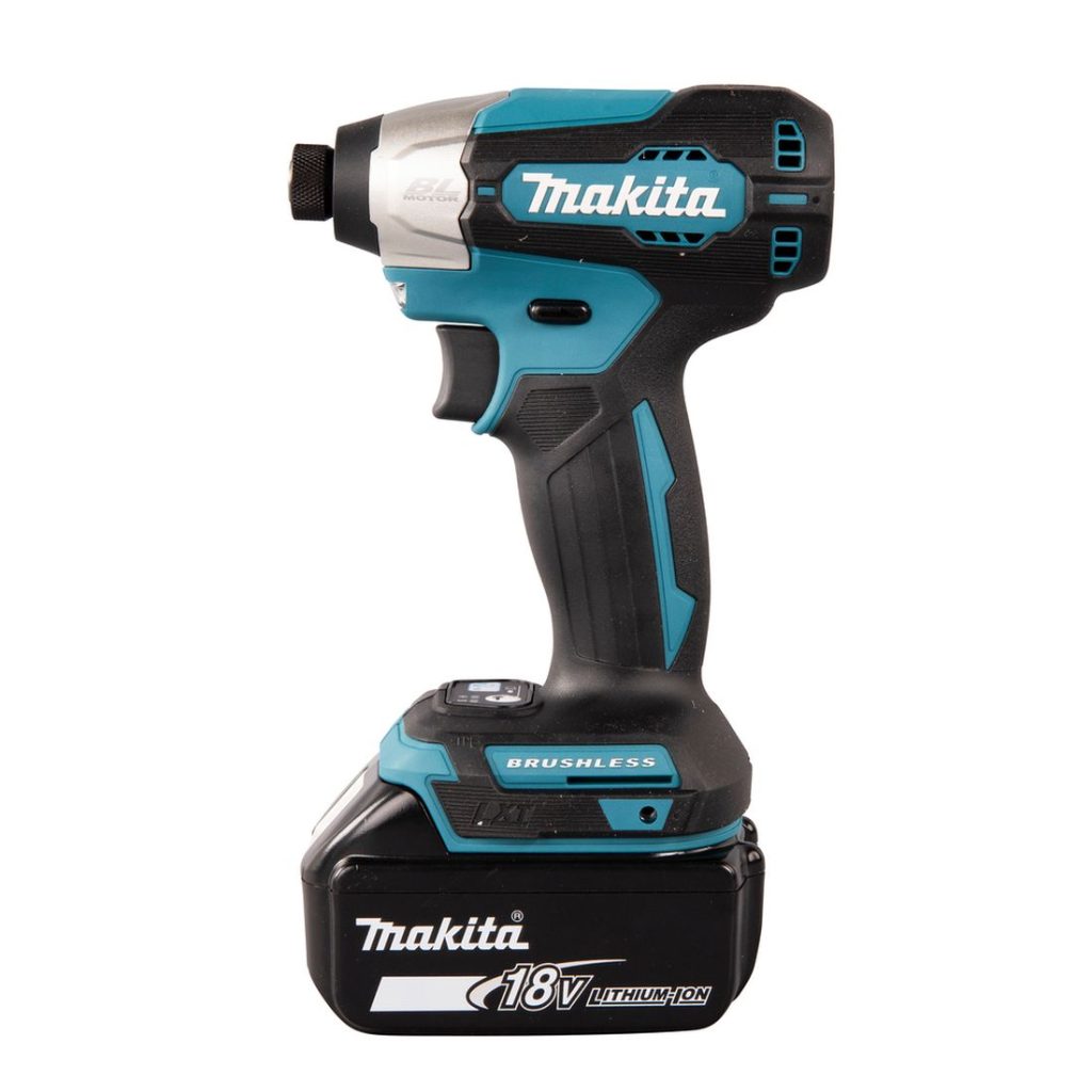 MAKITA Iskevä ruuvinväännin LXT. Kuvassa Iskevä ruuvinväännin LXT vasemmalta sivustapäin.