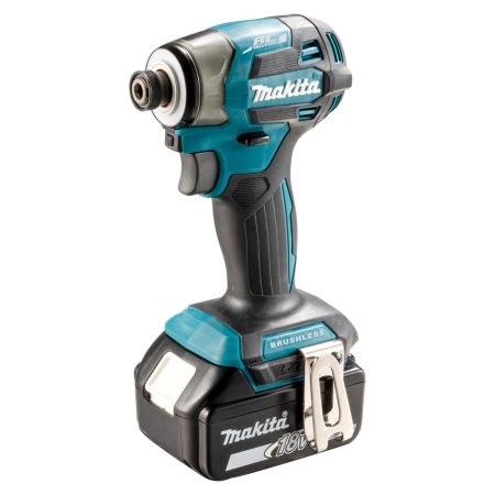 MAKITA Iskevä ruuvinväännin LXT. Kuvassa Iskevä ruuvinväännin LXT oikealta etuyläviistosta.
