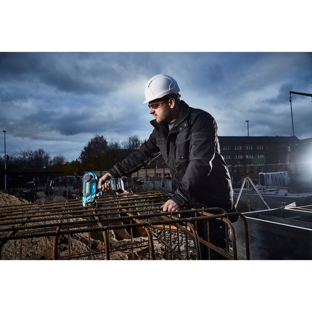 MAKITA Sidontakone LXT. Kuvassa henkilö sitomassa raudoituksia Sidontakone LXT:n avulla.