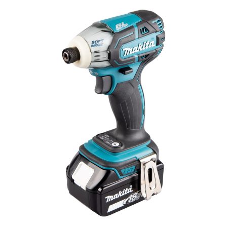 MAKITA Iskevä ruuvinväännin LXT. Kuvassa Iskevä ruuvinväännin LXT oikealta etuyläviistosta.