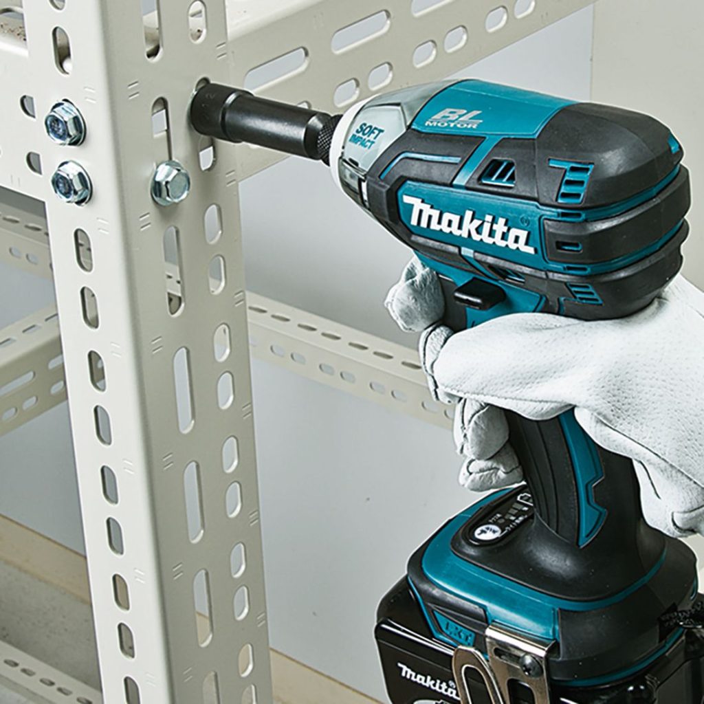 MAKITA Iskevä ruuvinväännin LXT. Kuvassa henkilö kasaamassa pientarvikehyllyä Iskevä ruuvinväännin LXT:n avulla.