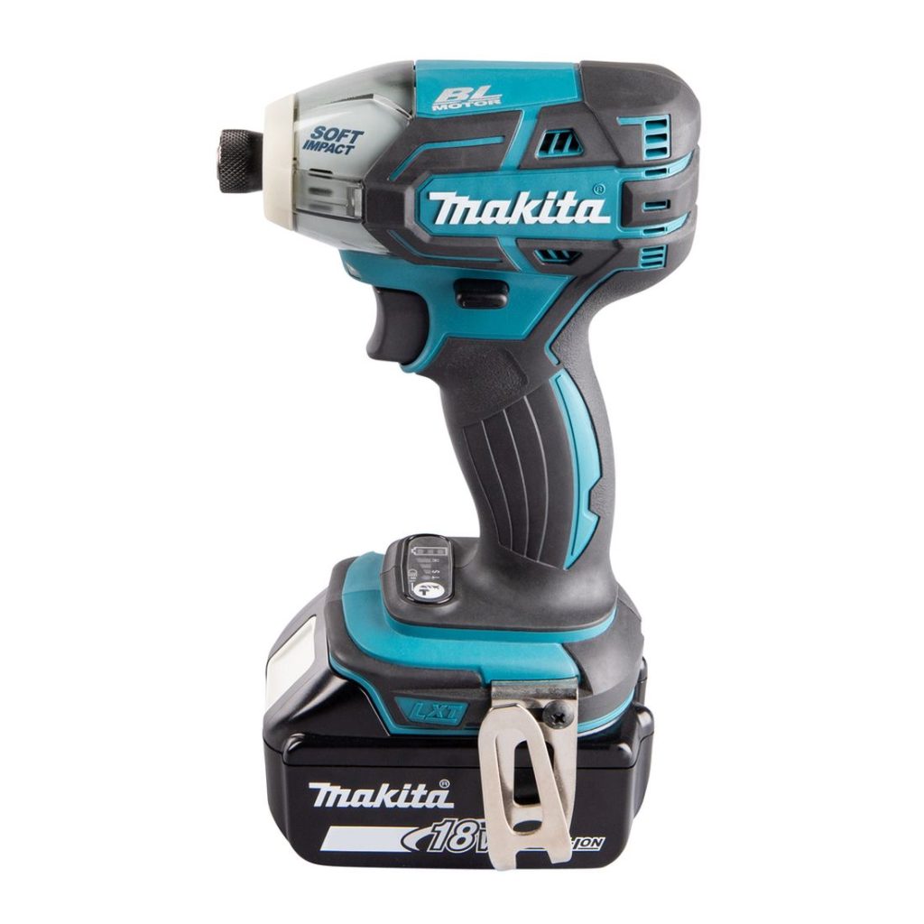 MAKITA Iskevä ruuvinväännin LXT. Kuvassa Iskevä ruuvinväännin LXT vasemmalta sivustapäin.