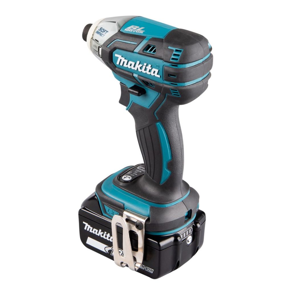 MAKITA Iskevä ruuvinväännin LXT. Kuvassa Iskevä ruuvinväännin LXT vasemmalta takayläviistosta.