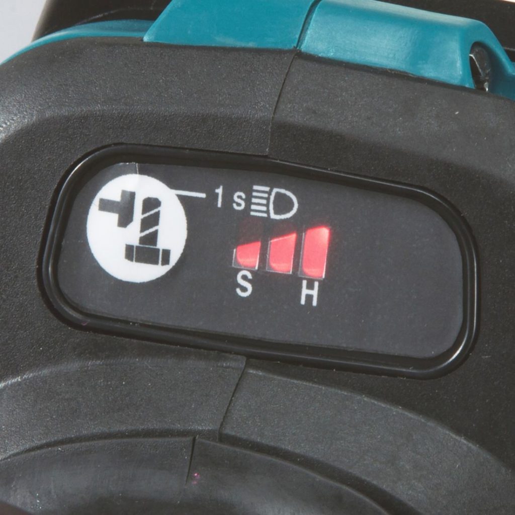 MAKITA Iskevä mutterinväännin LXT. Lähikuvassa Iskevä mutterinväännin LXT:n akun suojausjärjestelmän varoitusvalo palaa punaisena.