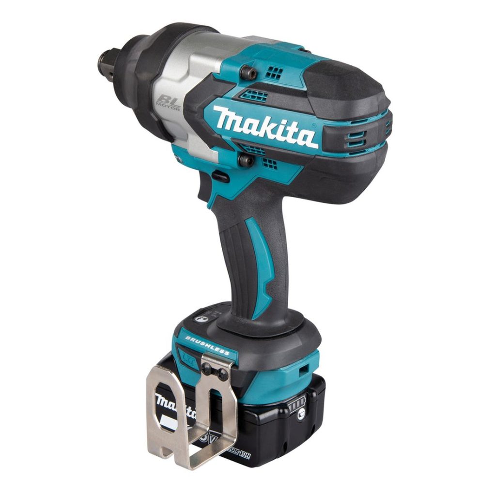 MAKITA Iskevä mutterinväännin LXT. Kuvassa Iskevä mutterinväännin LXT vasemmalta takayläviistosta.