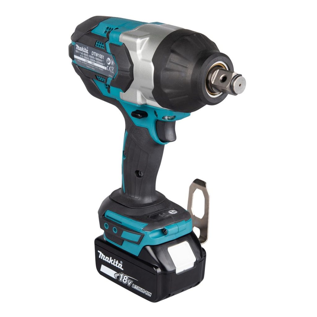 MAKITA Iskevä mutterinväännin LXT. Kuvassa Iskevä mutterinväännin LXT vasemmalta etuyläviistosta.