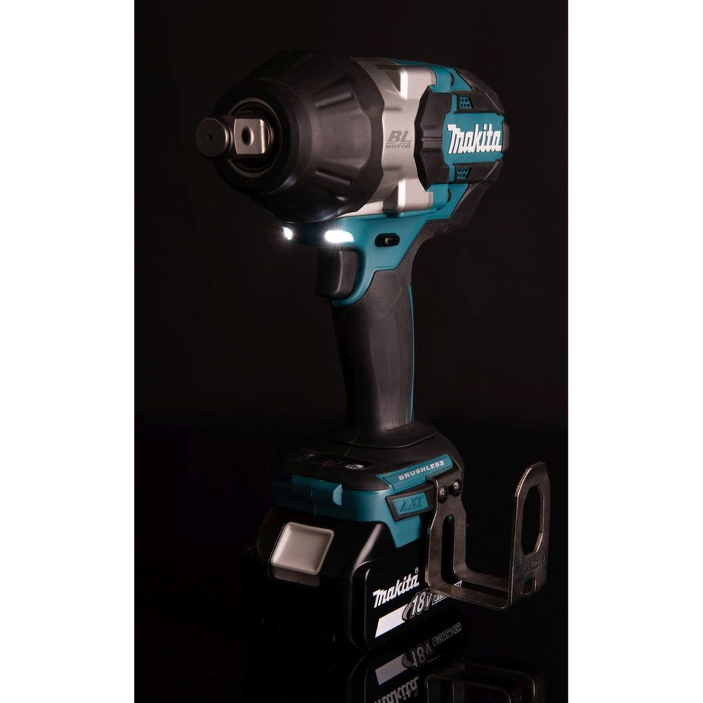 MAKITA Iskevä mutterinväännin LXT. Kuvassa Iskevä mutterinväännin LXT oikealta etuviistosta LED-valot päällä mustaa taustaa vasten.