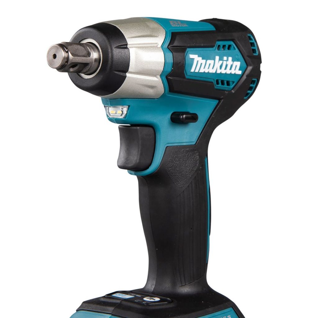 MAKITA Iskevä mutterinväännin LXT. Lähikuvassa Iskevä mutterinväännin LXT oikealta etuviistosta.