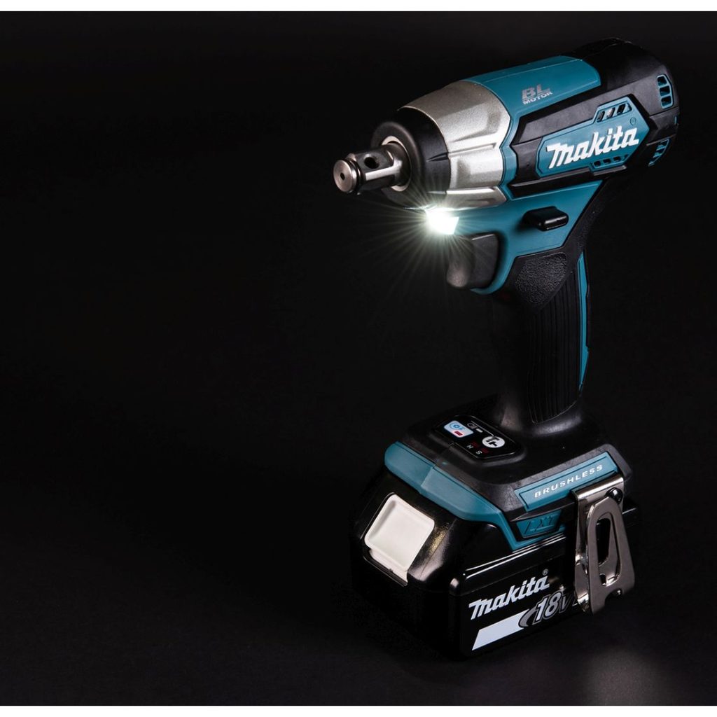 MAKITA Iskevä mutterinväännin LXT. Kuvassa Iskevä mutterinväännin LXT LED-valo päällä oikealta etuviistosta mustaa taustaa vasten.