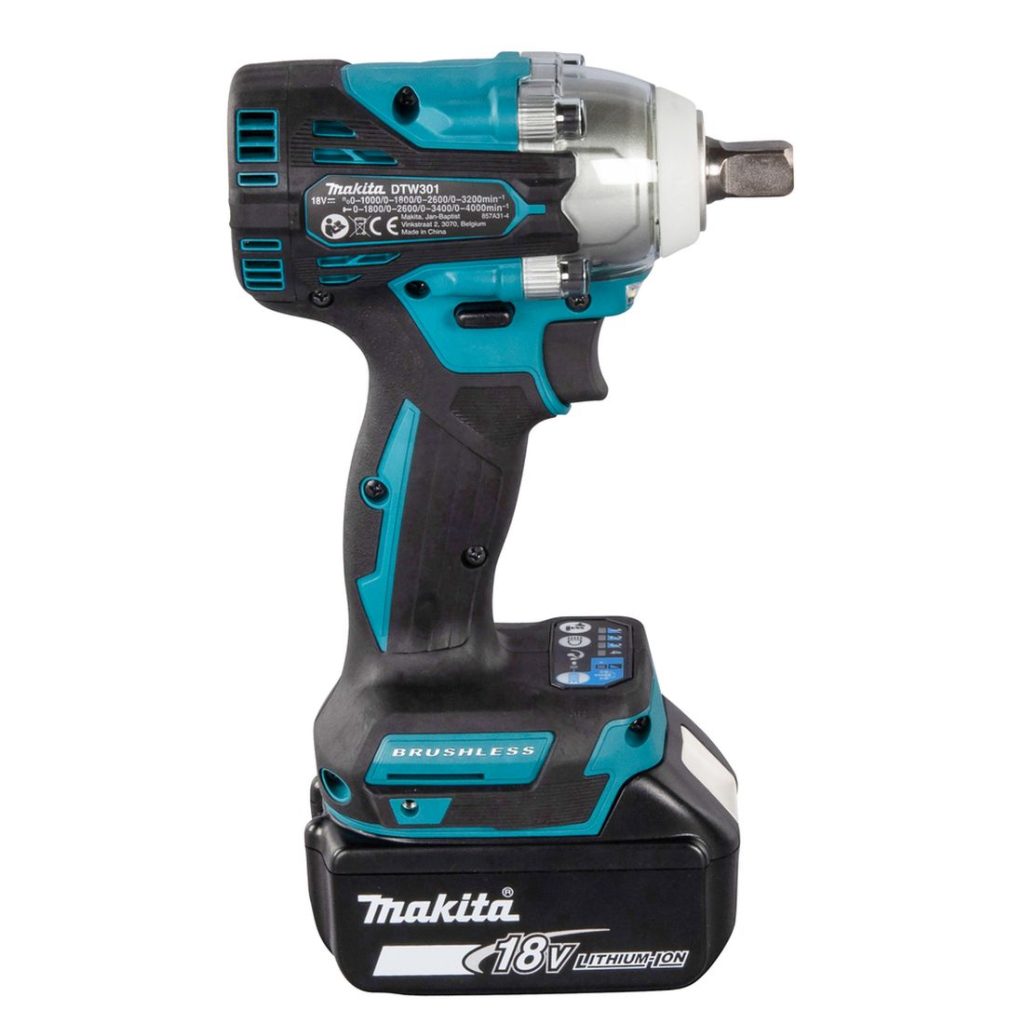 MAKITA Iskevä mutterinväännin LXT. Kuvassa Iskevä mutterinväännin LXT oikealta sivustapäin.