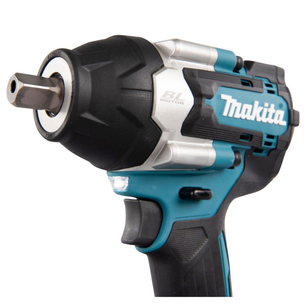 MAKITA Iskevä mutterinväännin LXT. Lähikuvassa Iskevä mutterinväännin LXT oikealta etuviistosta.