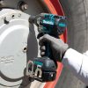 MAKITA Iskevä mutterinväännin LXT. Kuvassa henkilö kiristämässä työkoneen renkaan pultteja iskevän mutterinvääntimen avulla.