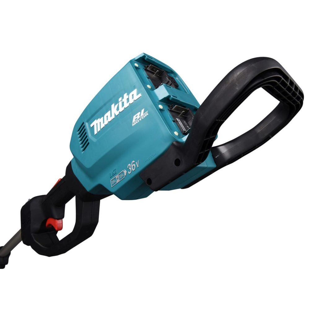 MAKITA Ketjusaha LXT. Lähikuvassa Ketjusaha LXT:n takakahva ja akkujen asennuspaikat.