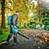 MAKITA Puhallin LXT. Kuvassa henkilö puhaltamassa puunlehtiä Puhallin LXT:: avulla.