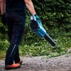 MAKITA Puhallin LXT. Kuvassa henkilö puhaltamassa puunlehtiä Puhallin LXT:: avulla.