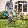 MAKITA Puhallin LXT. Kuvassa henkilö puhaltamassa puunlehtiä Puhallin LXT:: avulla.