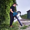 MAKITA Puhallin LXT. Kuvassa henkilö puhaltamassa puun lehtiä tien vierustalla nurmikolla Puhallin LXT:n avulla.