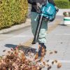 MAKITA Puhallin LXT. Kuvassa henkilö puhaltamassa puun lehtiä kävelykadulla Puhallin LXT:n avulla.