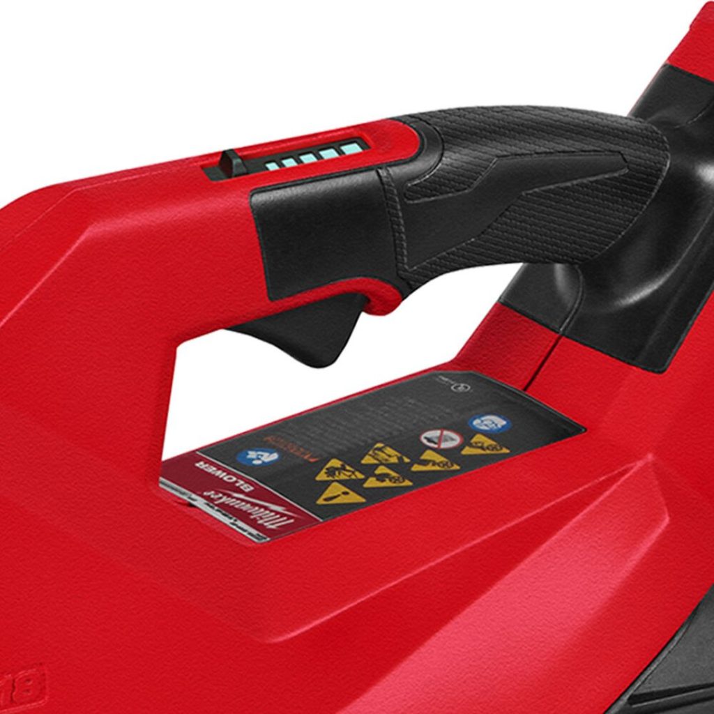 Milwaukee M18 FUEL puhallin FBLG3-0. Lähikuvassa puhaltimen portaattomasti säädettävä kaasuliipaisin.