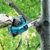MAKITA Ketjusaha LXT. Kuvassa henkilö sahaamassa puun oksaa Ketjusaha LXT:n avulla.