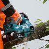 MAKITA Ketjusaha LXT. Kuvassa henkilö sahaamassa puun runkoa Ketjusaha LXT:n avulla.