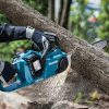 MAKITA Ketjusaha LXT. Kuvassa henkilö sahaamassa kaatunutta puuta Ketjusaha LXT:n avulla.