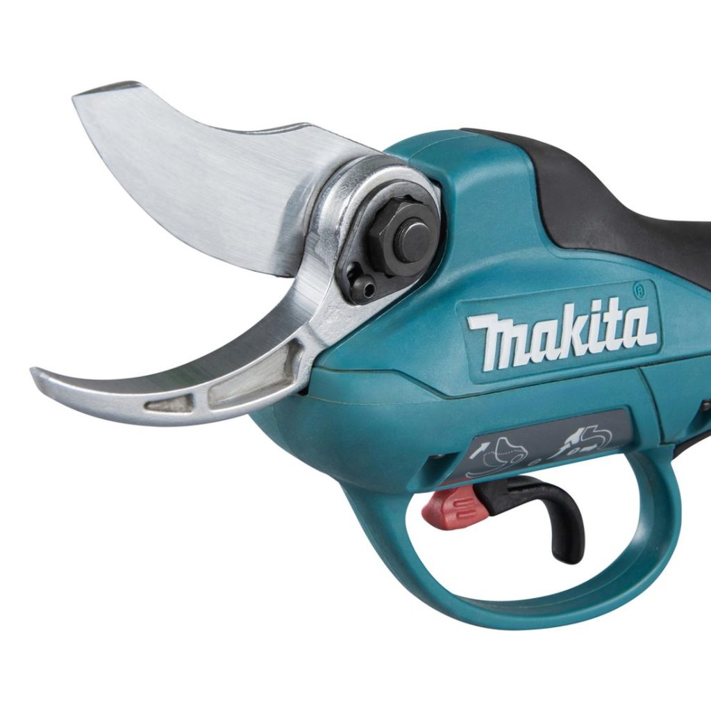 MAKITA Oksaleikkuri LXT. Lähikuvassa Oksaleikkuri LXT oikealta etuviistosta.
