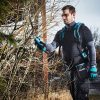 MAKITA Oksaleikkuri LXT. Kuvassa henkilö leikkaamassa puun oksia Oksaleikkuri LXT:n avulla.