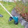 MAKITA Ruohotrimmeri LXT. Kuvassa henkilö trimmaamasssa nurmikkoa kivetyksen vierestä Ruohotrimmeri LXT:n avulla.