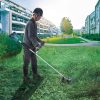 MAKITA Ruohoraivuri LXT. Kuvassa henkilö trimmaamassa nurmikkoa Ruohoraivuri LXT:n avulla.