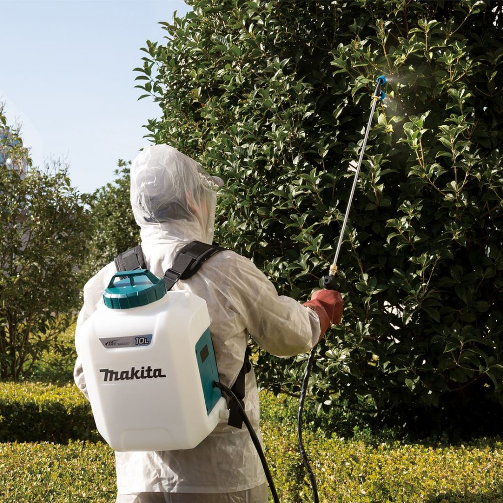 MAKITA Reppuruisku LXT. Kuvassa henkilö ruiskuttamassa puuta Reppuruisku LXT:n avulla.