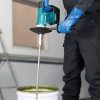 MAKITA Sekoituskone LXT. Kuvassa henkilö sekoittamassa maalia Sekoituskone LXT:n avulla.