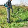 MAKITA Puutarhan monitoimikone LXT. Kuvassa henkilö trimmaamassa nurmikkoa Puutarhan monitoimikone LXT:n avula.